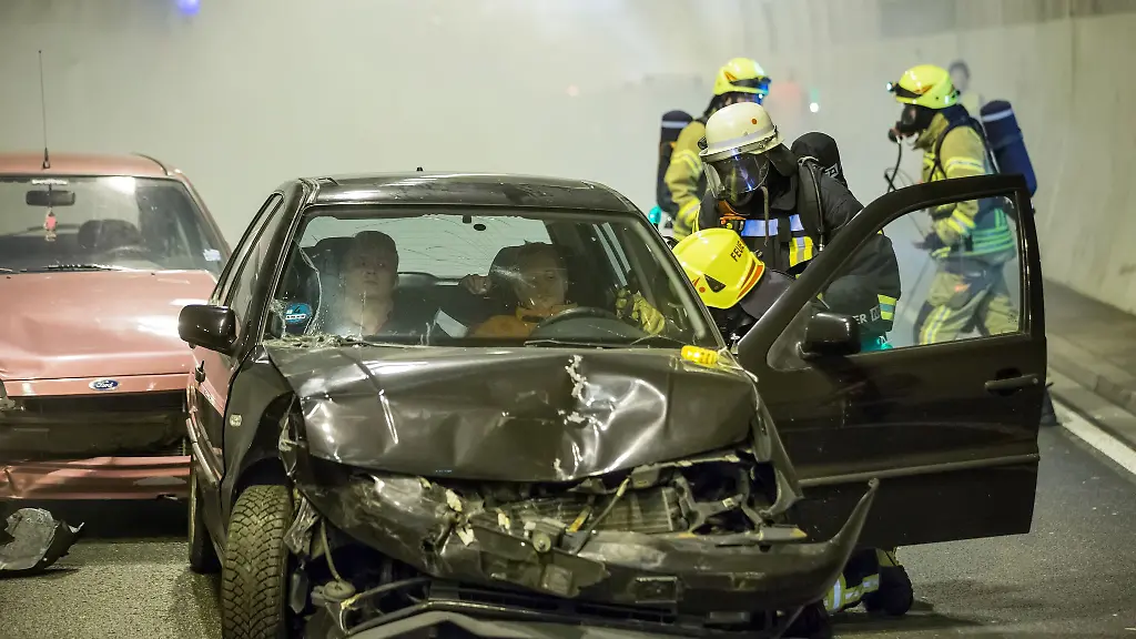 Bei-der-Uebung-wurde-unter-anderem-simuliert-wie-drei-Autos-ineinander-gefahren-waren