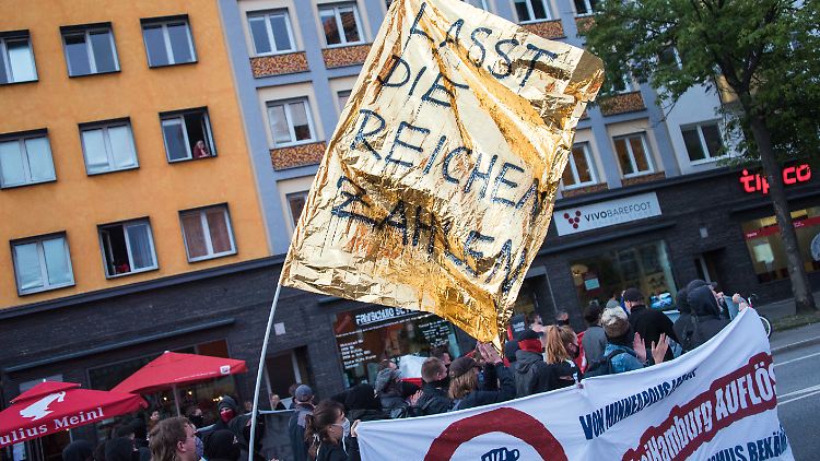 Die Demonstration, die von vielen Polizisten begleitet wurde, ist friedlich abgelaufen.