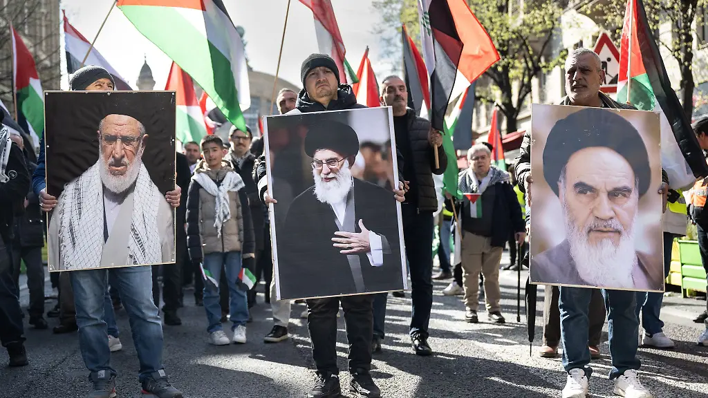 Demonstranten-sind-anlaesslich-des-Al-Kuds-Tages-in-der-Frankfurter-Innenstadt-unterwegs