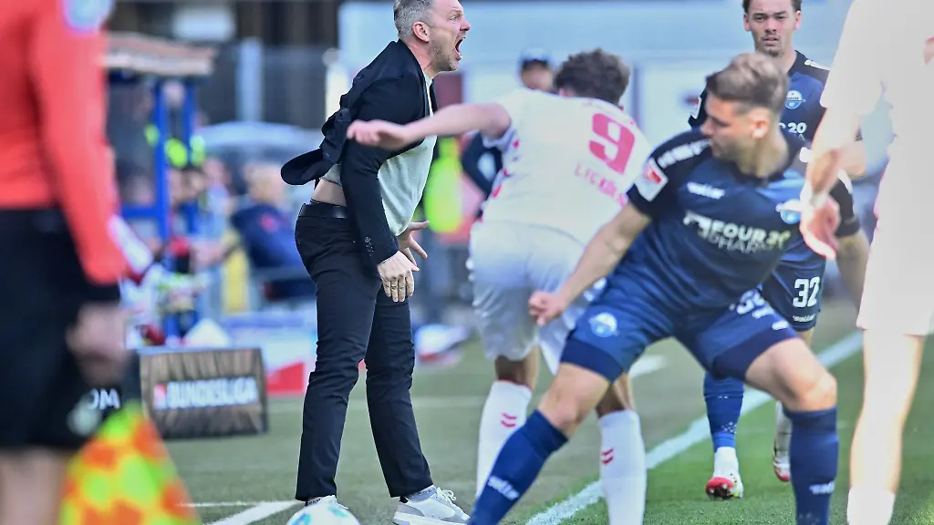 Bei-einem-entsprechenden-Angebot-koennte-Paderborns-Trainer-Kwasniok-kuenftig-vielleicht-in-der-Bundesliga-an-der-Seitenlinie-coachen