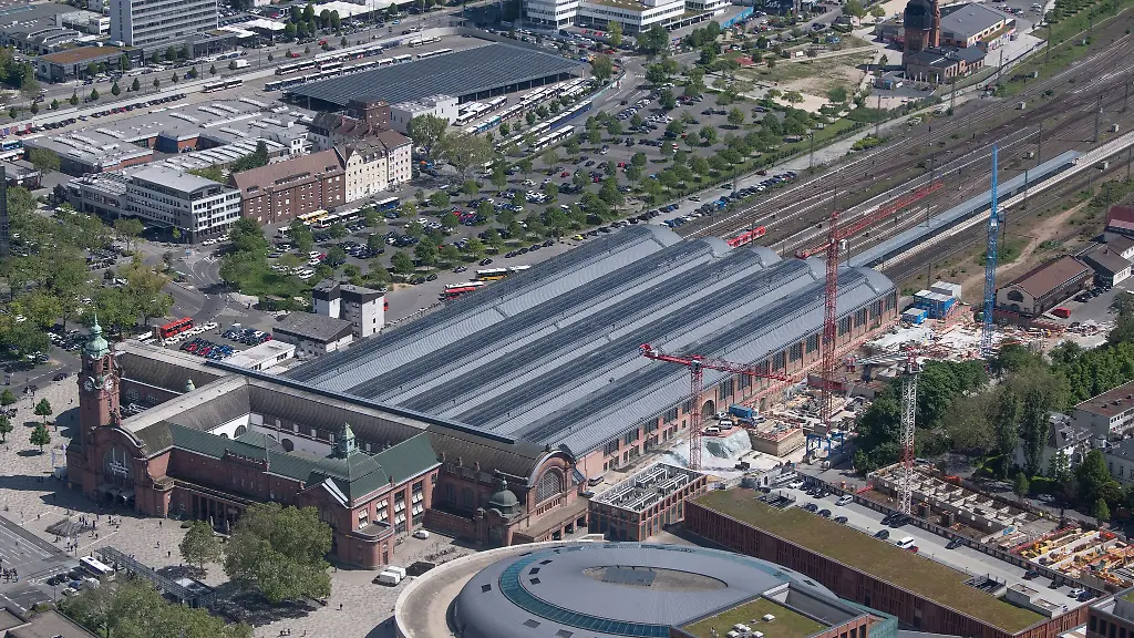 Die-Auftaktkundgebung-fand-am-Wiesbadener-Hauptbahnhof-statt