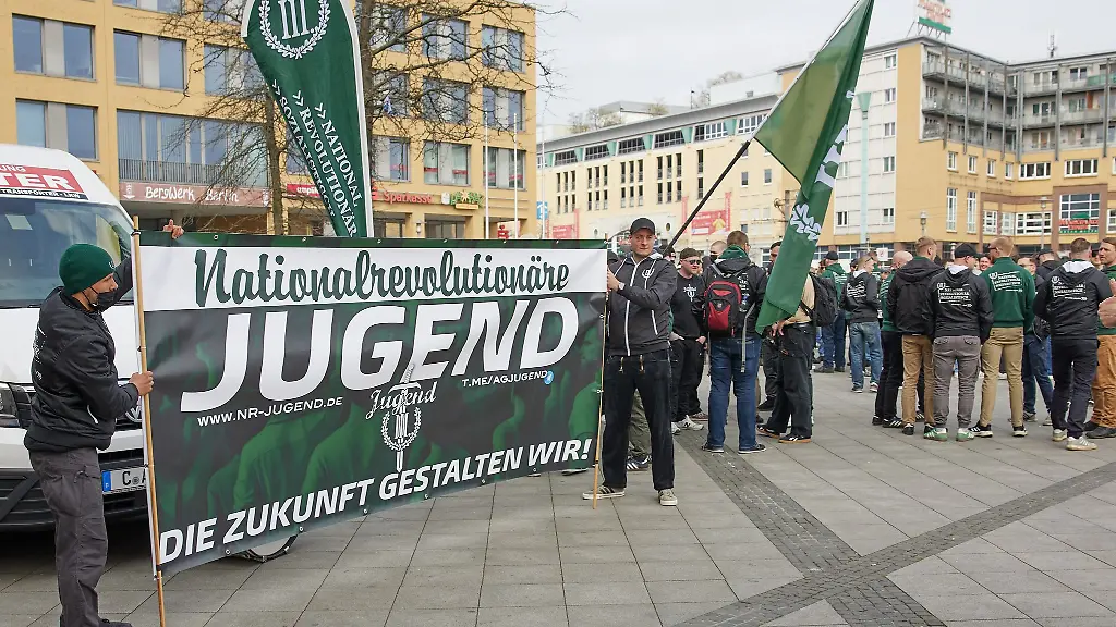 Demonstranten-der-rechtsextremistischen-Partei-III-Weg-stehen-in-Berlin-Hellersdorf