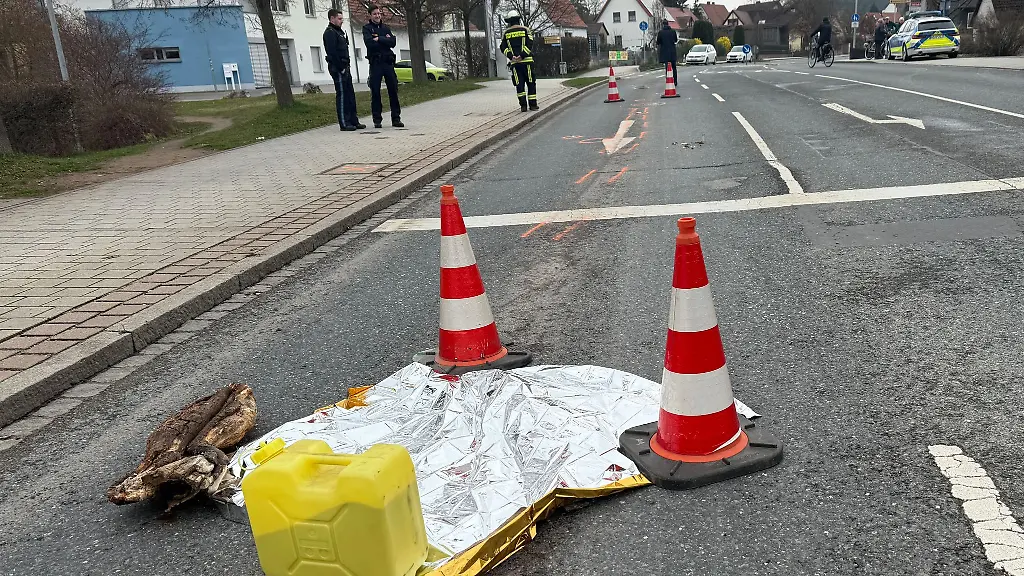 In-Mittelfranken-ist-eine-Seniorin-beim-Ueberqueren-der-Strasse-von-einem-Lkw-erfasst-worden