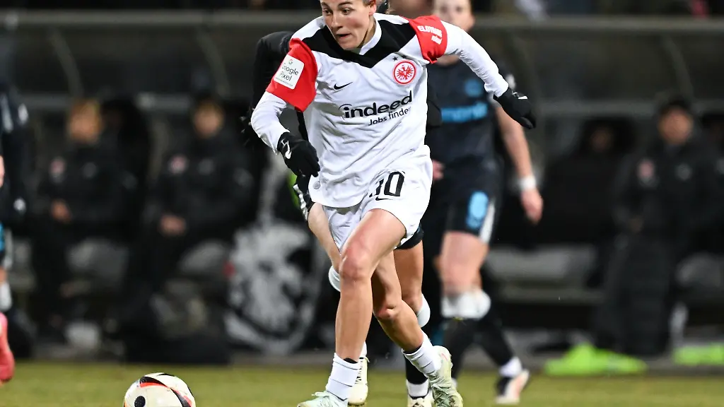 Carlotta-Wamser-traf-fuer-Frankfurt-in-Bremen