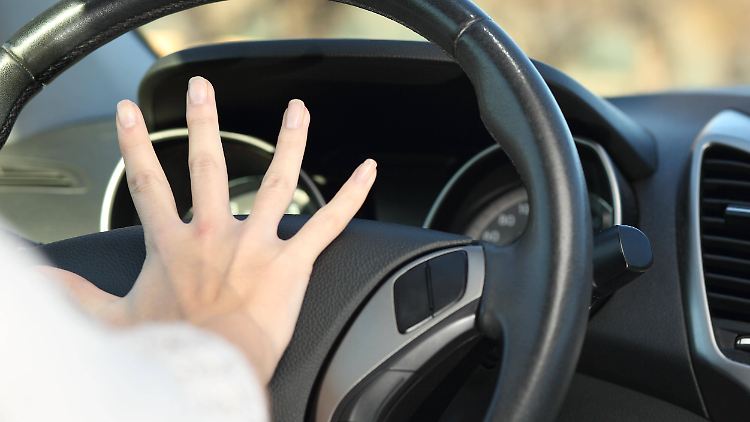 Wer die Hand zu schnell auf der Hupe hat, riskiert ein Verwarngeld.