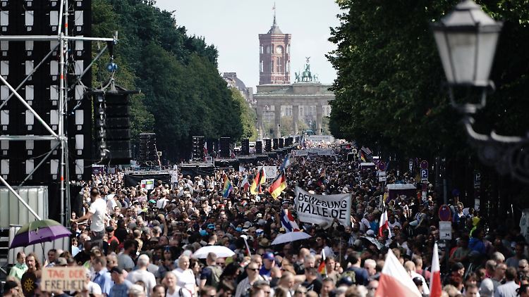 Am Wochenende demonstrierten Zehntausende gegen die Corona-Politik, teilweise ohne Abstand und Mundschutz.