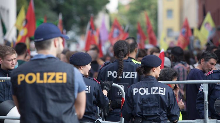 Polizisten sichern eine Kundgebung kurdischer Gruppen in Wien.