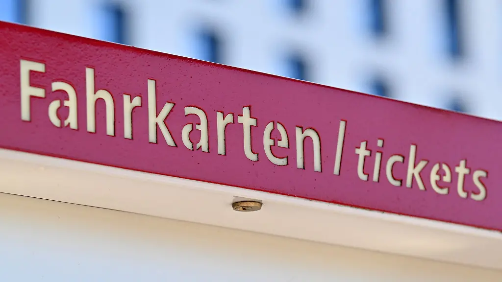 Nach-der-Sprengung-eines-Fahrkartenautomaten-wurden-zuletzt-besonders-viele-gefaelschte-Tickets-in-der-Landeshauptstadt-entdeckt