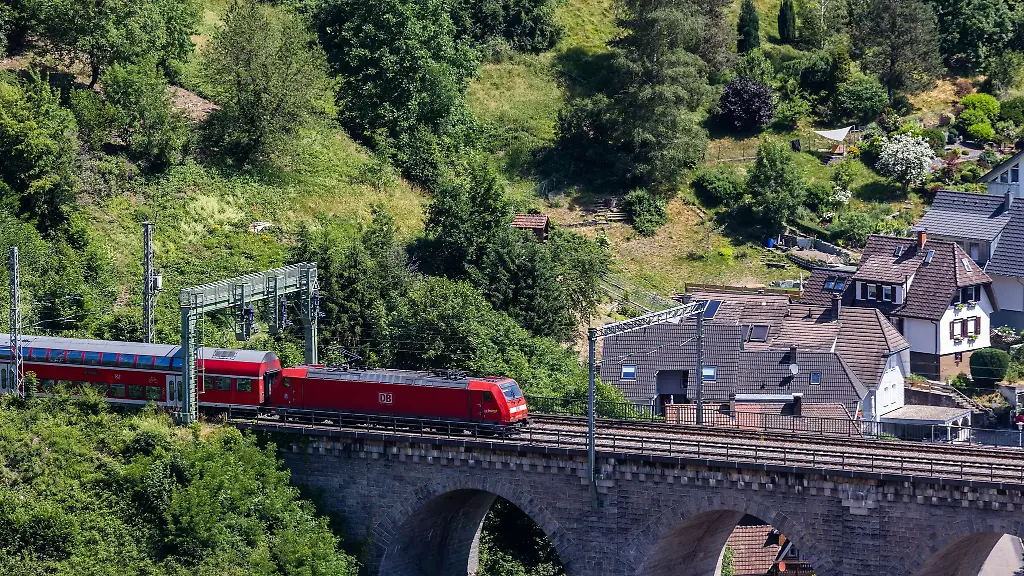 Die-Schwarzwaldbahn-bringt-Reisende-an-den-Bodensee