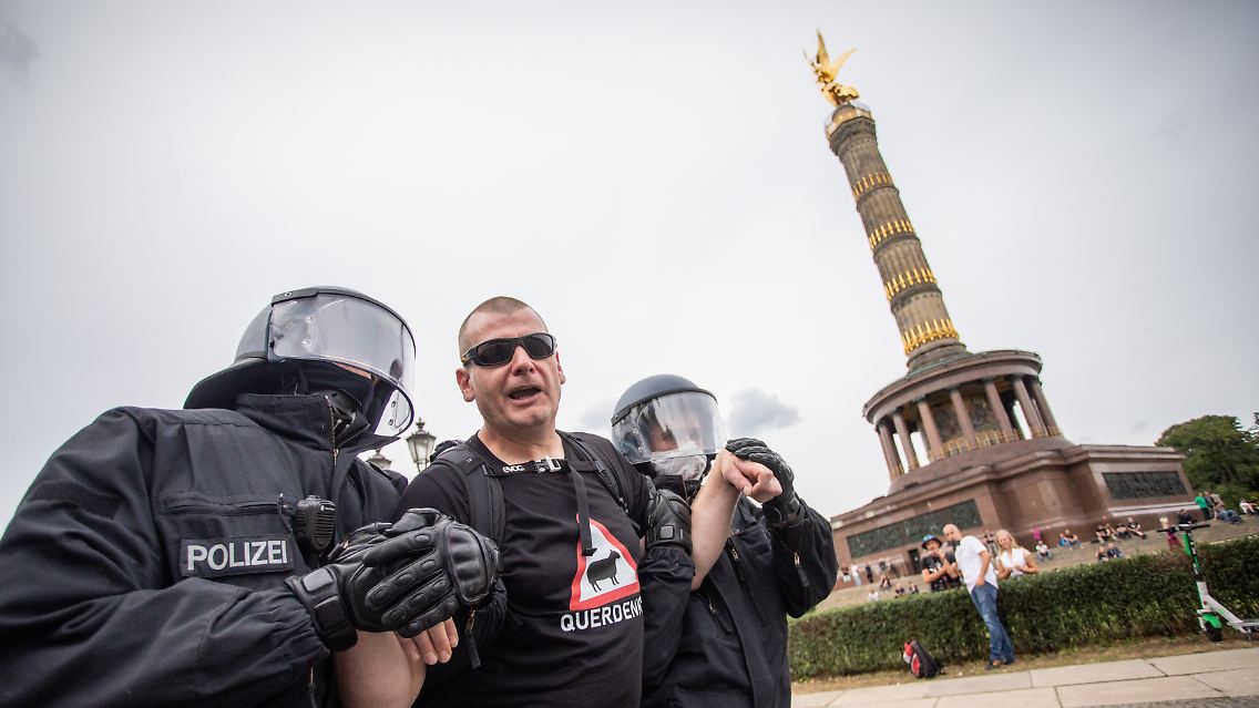 Polizeieinsatz bei der Demonstration am Sonntag an der Berliner Siegessäule.