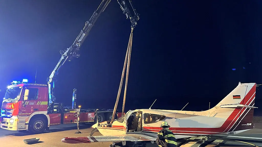 Es-dauerte-mehrere-Stunden-das-beschaedigte-Flugzeug-anzuheben