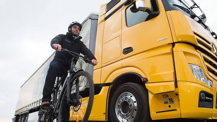 Steht ein Radfahrer rechts neben dem Lkw, kann ihn dessen Fahrer mitunter nicht sehen.