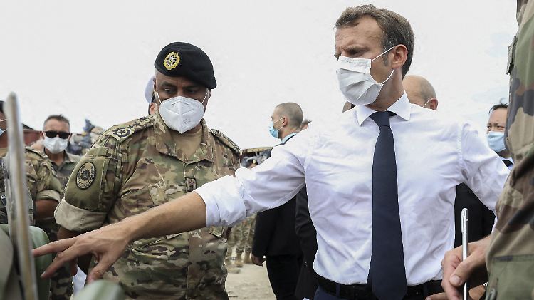Frankreichs Präsident Macron trifft sich mit libanesischen Militärangehörigen.