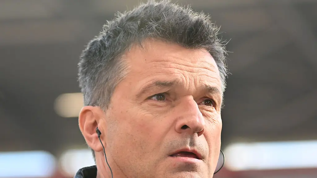 Der-Mainzer-Sportvorstand-Christian-Heidel-glaubt-an-die-Bodenstaendigkeit-des-Vereins