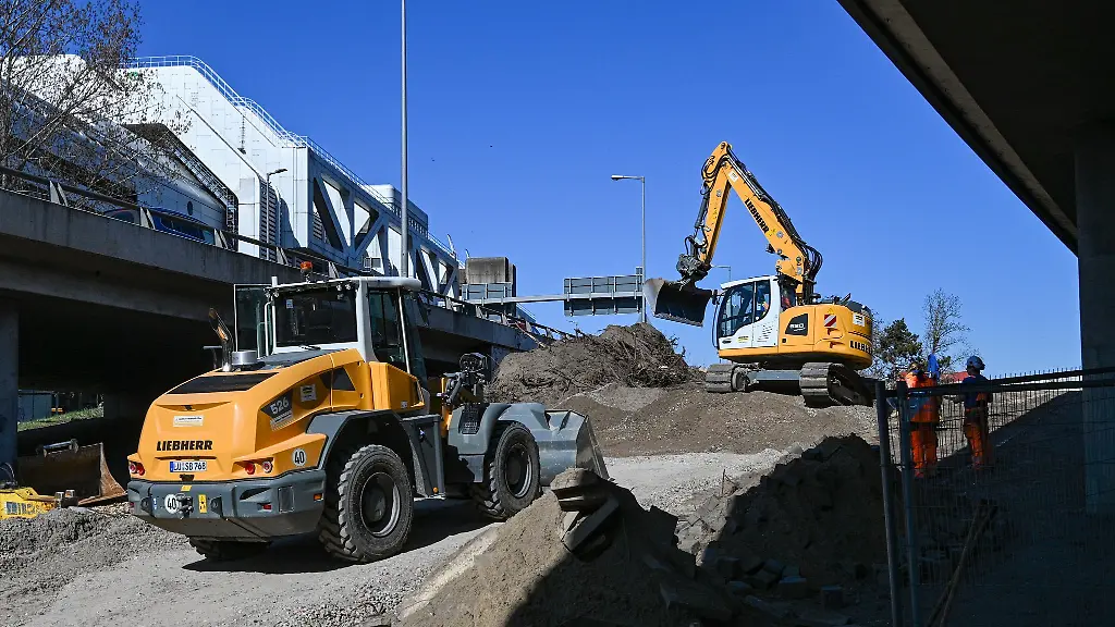 Wegen-der-Einsturzgefahr-der-A100-Bruecke-hat-die-Polizei-kurzzeitig-eine-Kleingartenanlage-abgesperrt