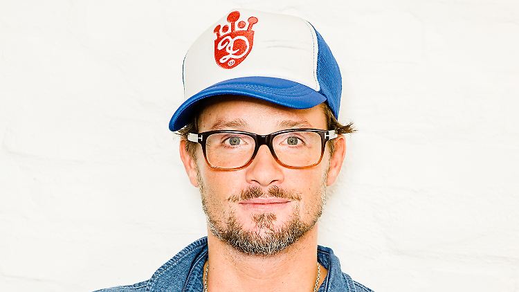Florian Walberg baut E-Scooter für den Privatverkauf.