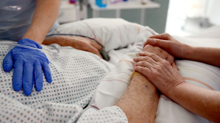 Ernüchternde Pandemie-Prognose: "Wenn sich wieder vermehrt ältere Menschen anstecken, werden wieder mehr schwere Fälle und Todesfälle auftreten."