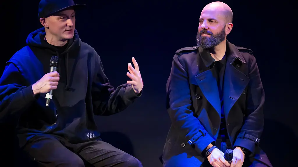 Die-Kuenstler-Kangding-Ray-l-und-Christopher-Bauder-r-haben-die-Installation-entworfen