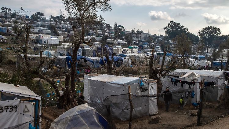 Weil das Camp überfüllt ist, schlafen Asylsuchende auch außerhalb in Zelten.