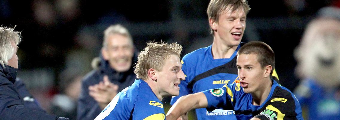 Da war die Freude groß: Die Koblenzer feiern den Sieg gegen Hertha BSC in der zweiten Pokalrunde.