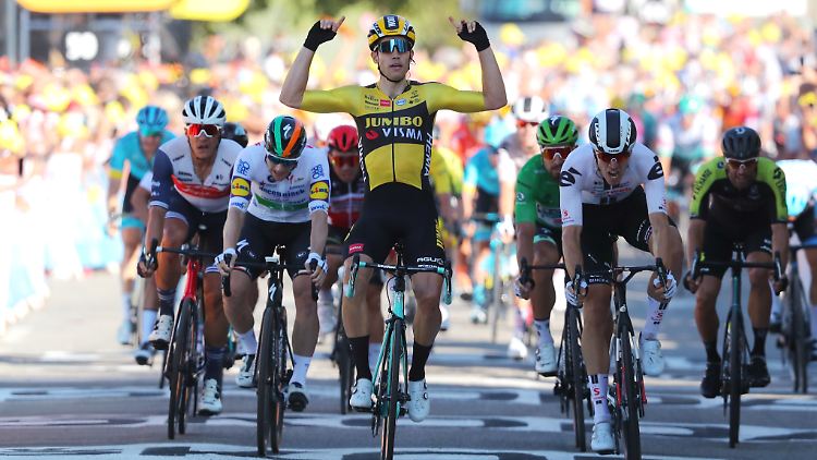Van Aert jubelt, die Konkurrenz ist geschlagen.