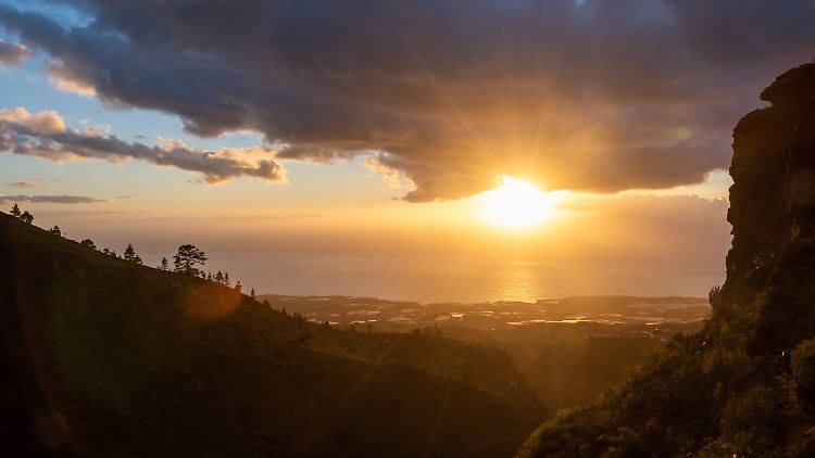Ein Blick über Teneriffa - Urlauber müssten nach ihrer Rückreise künftig eine Quarantäne in Kauf nehmen..