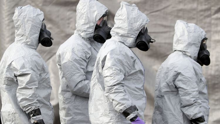 Nach dem Giftanschlag auf Skripal 2018 näherten sich Ermittler nur in Schutzkleidung dem Tatort.