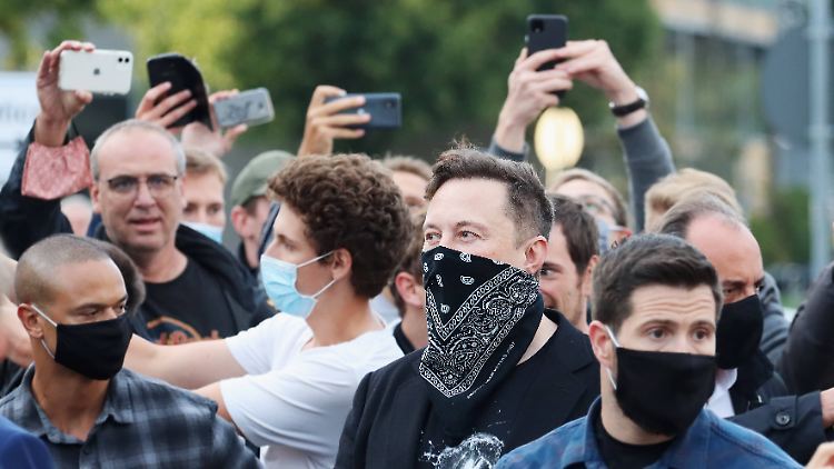 Musk umringt von Menschen - das übliche Bild bei öffentlichen Auftritten des Tech-Milliardärs.