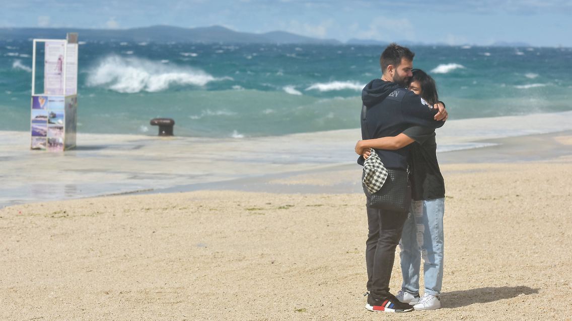 Am Dienstag gab es hohe Wellen am Strand von Zadar in Kroatien, heute kommt die Reisewarnung.