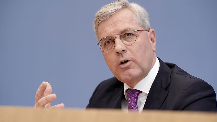 Röttgen fordert klare und harte Antwort der EU im Fall Nawalny.