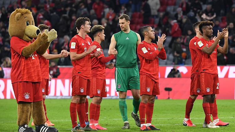 Bayern München feiert im heimischen Stadion - vor Fans.
