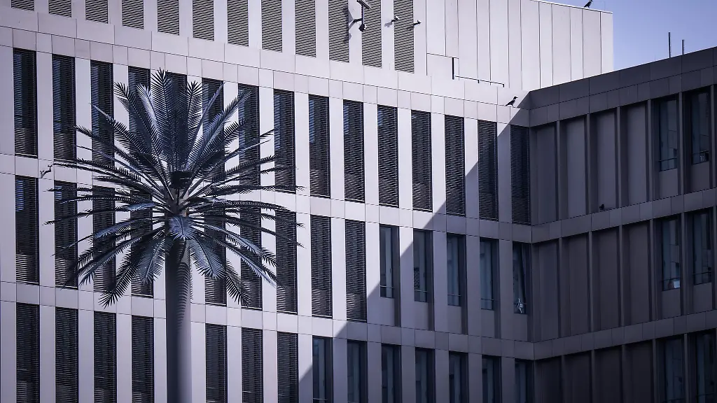 An-die-Fassade-des-BND-spruehte-eine-Frau-eine-Parole-und-wurde-festgenommen