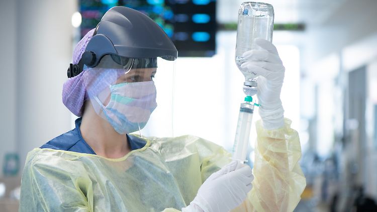 Die Prämie soll an Pflegekräfte gehen, die durch die Versorgung von Corona-Patienten besonders belastet sind.