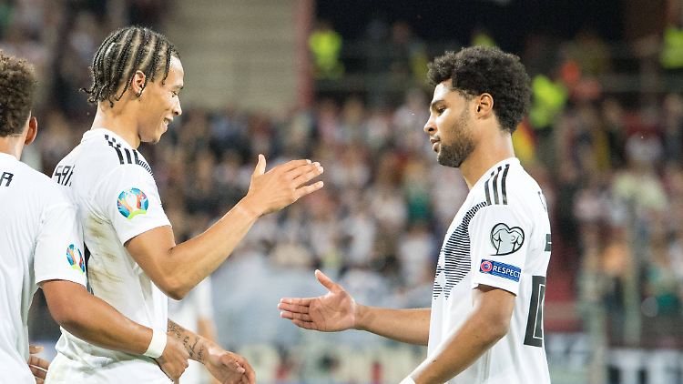 Leroy Sané und Serge Gnabry spielen jetzt beim DFB und bei den Bayern zusammen.