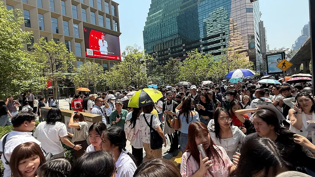 Im-Stadtteil-Silom-fluechteten-Tausende-Menschen-auf-die-Strasse