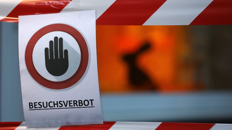 April 2020, Schild vor einem Kölner Seniorenheim.