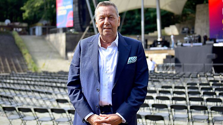 Roland Kaiser beendet die monatelange Corona-Zwangspause für Großveranstaltungen mit einem Auftritt in der Berliner Waldbühne.