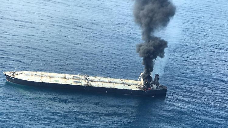 Mindestens zwei Crewmitglieder sind verletzt, eines ist vermutlich in den Flammen gestorben.
