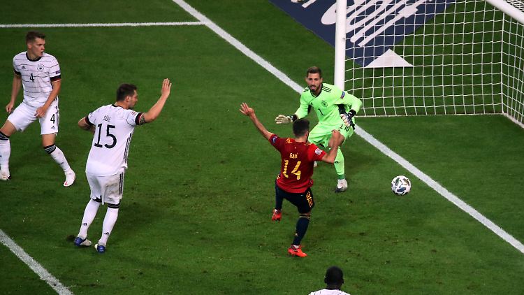 Da war es passiert: Gaya erzielt mit der letzten Aktion im Spiel das 1:1 für die Spanier gegen die DFB-Elf.