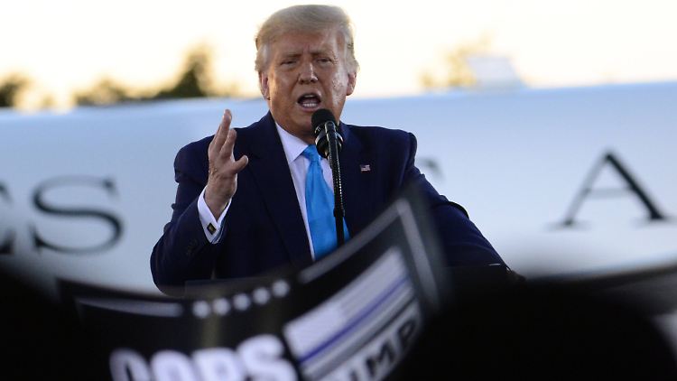US-Präsident Donald Trump spricht auf dem Regionalflughafen von Latrobe zu seinen Anhängern.