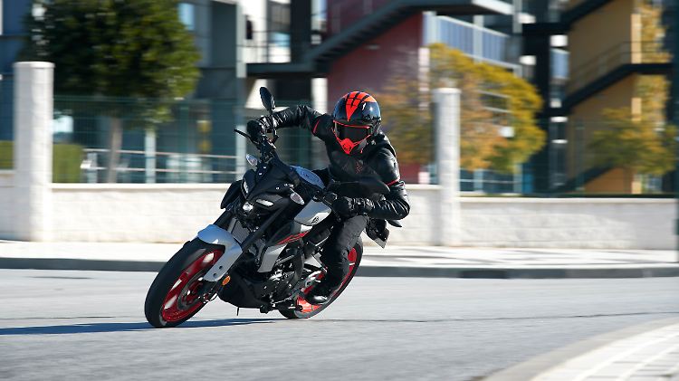 Die aktive Sitzhaltung auf der Yamaha MT-125 entspricht dem gesamten Charakter der Maschine.