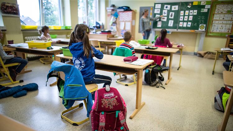 Der Abstand von mindestens 1,5 Metern soll im Regelbetrieb unter Pandemiebedingungen nur möglichst bei Besprechungen, Konferenzen und Schulveranstaltungen eingehalten werden.