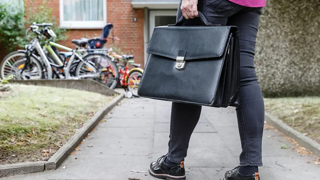 Vermoegensauskuenfte-einholen-Pfaendungen-aber-auch-die-Herausgabe-von-Kindern-etwa-bei-Sorgerechtsstreiten-zu-organisieren-gehoeren-zu-den-Aufgaben-von-Gerichtsvollziehern