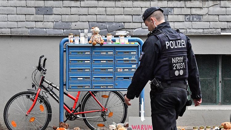 Nach einer Alarmierung durch die Großmutter hatten Polizisten am Donnerstag die fünf toten Kinder im Alter von anderthalb bis acht Jahren in der Familienwohnung in Solingen entdeckt.