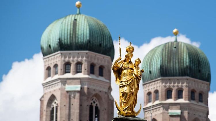 Die Türme der Münchener Frauenkirche - der Kathedrale des Erzbistums München und Freising.