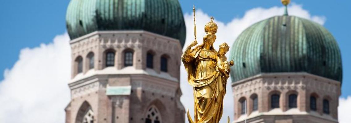 Blick auf die Türme der Münchener Frauenkirche. Foto: Sven Hoppe/dpa/Archivbild