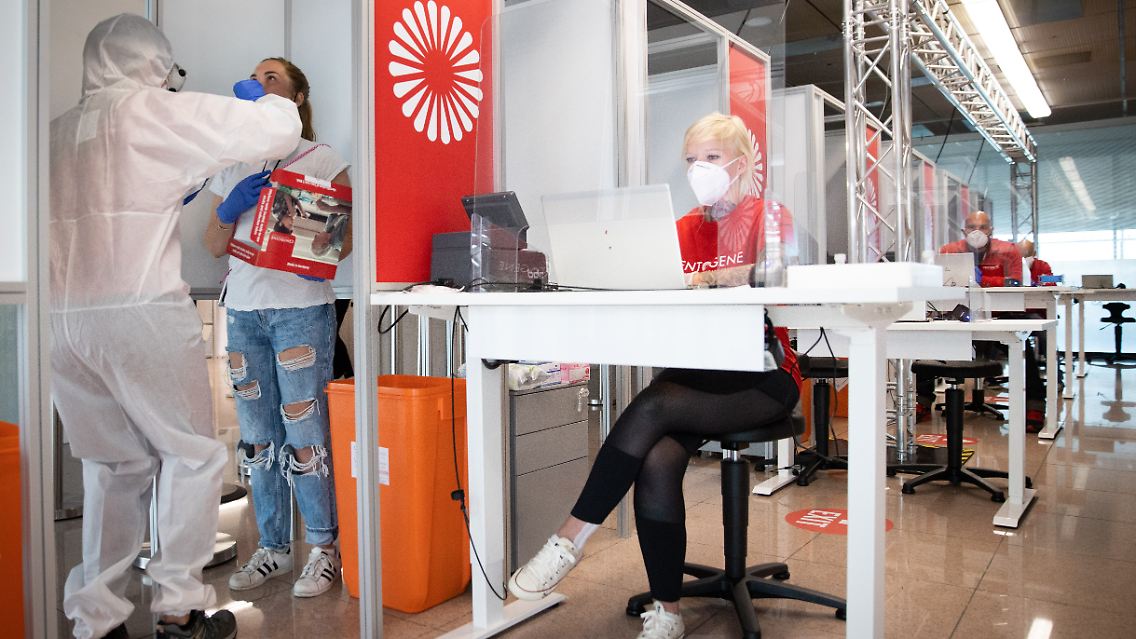 Teststation am Hamburger Flughafen: Die 250 Betroffenen warten seit einer Woche in Quarantäne vergeblich auf ihr Testergebnis.