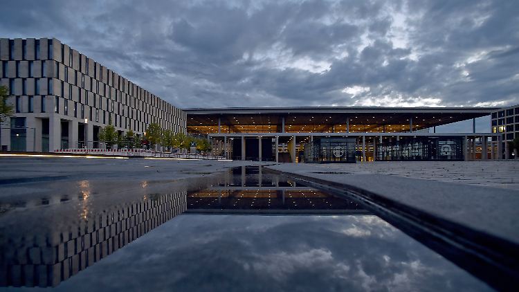 Der Flughafen Berlin-Brandenburg ist seit Jahren ein Problemfall - nun soll er endlich ans Netz gehen.