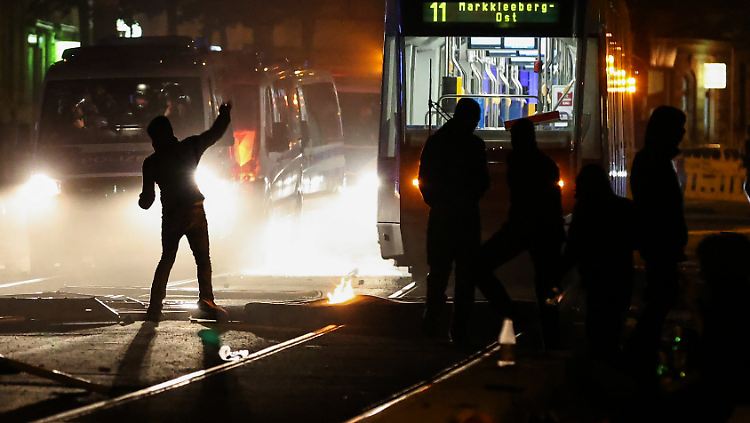 Etwa 100 Vermummte hatten in der Nacht erneut mit Gewalt gegen eine Hausräumung protestiert.