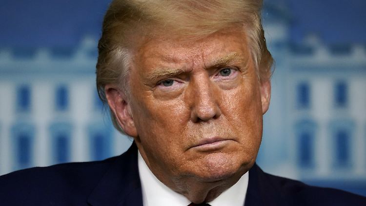 Die Bundesbehörden wurden von Trump angewiesen, das Geld der Steuerzahler nicht mehr für "spaltende, un-amerikanische Propaganda-Trainingseinheiten" auszugeben.